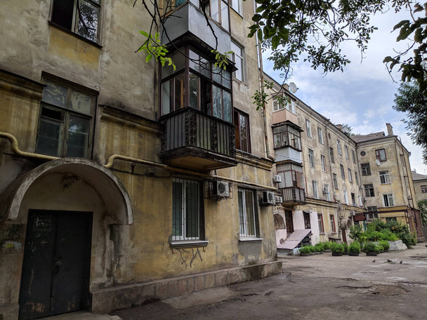 Eski apartman. Yaşlı bayanın dış görünüşü. yıkılan bina. Kırık mimari. Sovyet evleri. Sovyet mimarisi. - Fotoğraf, Görsel