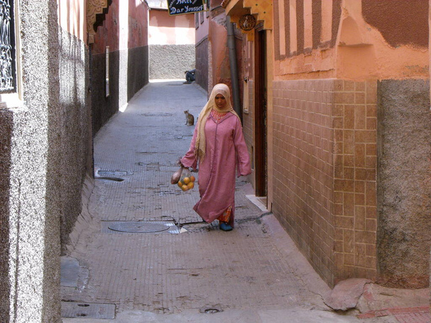 Marrakesch, Marokko, 13. August 2012: Ein Mädchen auf einer Straße in Marrakesch. Marokko - Foto, Bild