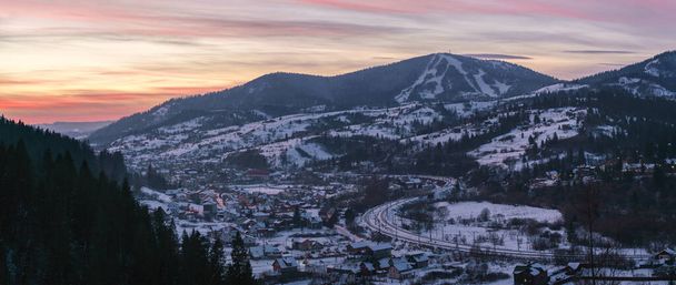 luchtfoto van Slavske dorp in de Oekraïense Karpaten bergen in de winter - Foto, afbeelding