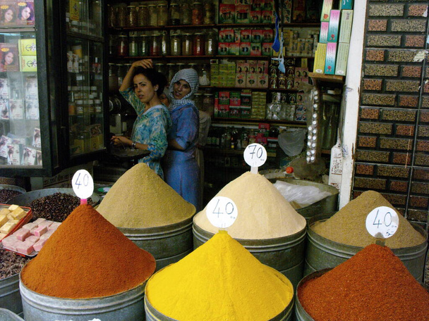Marrakech, Marokko, 13 augustus 2012: Twee vrouwen in een winkel in Marrakech. Marokko - Foto, afbeelding