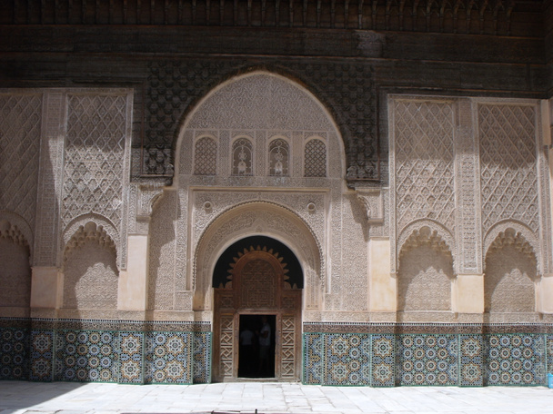 Marrakesch, Marokko, 14. August 2012: Tür im Innenhof der Medersa Ben Youssef in Marrakesch. Marokko - Foto, Bild