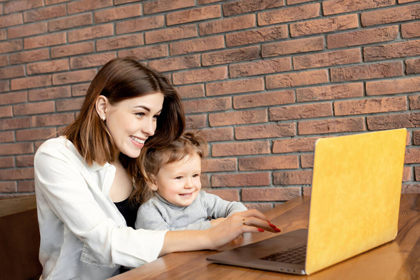 mother and daughter working together on laptop  - Fotoğraf, Görsel