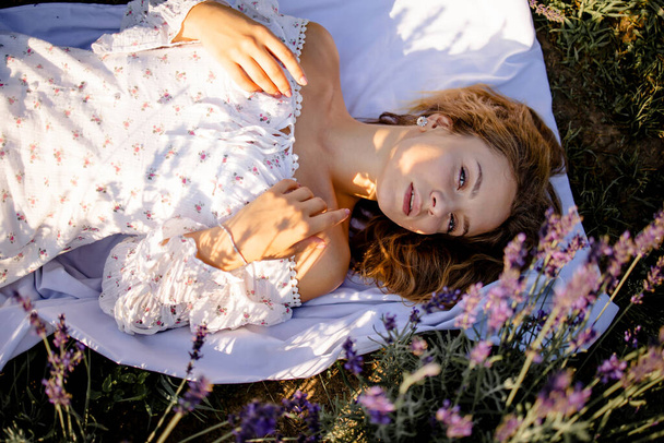 Blondýny dívka v levandulových polích v Provence na jaře nebo v létě pole s Boho styl oblečení - Fotografie, Obrázek