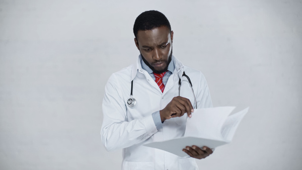 african american doctor holding folder with papers isolated on grey - Foto, Imagem
