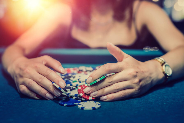 女性プレイヤーはカジノポーカーゲームでどれだけ勝利したかを確認します。完璧な一日 - 写真・画像