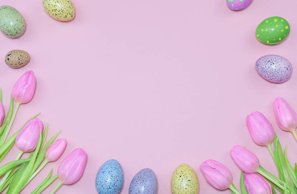 Tulipanes y huevos de Pascua - Foto, imagen