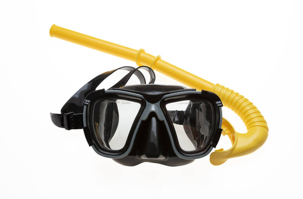 Sukellus naamio ja keltainen snorkkeli eristetty katkaisu valkoisella pohjalla. Musta sukellus naamio karkaistua lasia uida ja sukeltaa meri laitteet. Urheilu, toiminta, vapaa-aika. - Valokuva, kuva