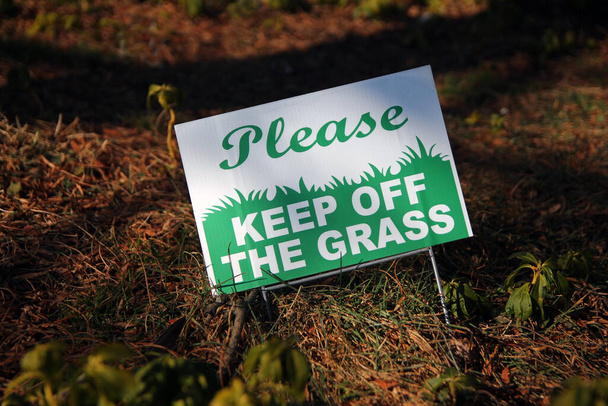 Prosím, schovejte znamení trávy na podzimní trávě za slunečného dne - Fotografie, Obrázek