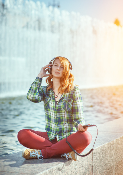 Hipster dziewczyna ze słuchawkami, słuchanie muzyki - Zdjęcie, obraz
