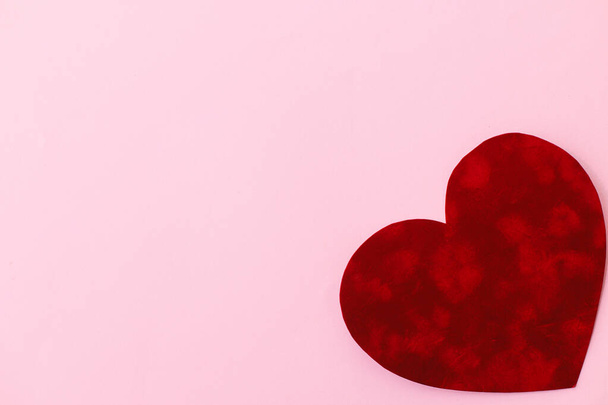 Šťastného Valentýna! Stylové valentýnské srdce na růžovém pozadí bytu leželo s prostorem pro text. Šablona Valentýnského přání. Roztomilé červené sametové srdce na růžovém papíru. Koncept lásky - Fotografie, Obrázek
