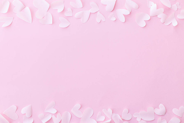 Χρόνια πολλά για του Αγίου Βαλεντίνου! Κομψό Valentine καρδιές επίπεδη θέσει σε ροζ φόντο. Πρότυπο κάρτα ημέρα του Αγίου Βαλεντίνου. Χαριτωμένο μικρό λευκό cutouts καρδιές πλαίσιο σε ροζ χαρτί. Έννοια αγάπης - Φωτογραφία, εικόνα
