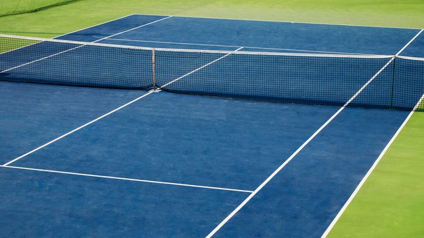 Γήπεδο τένις διαγώνια θέα. Μπλε και πράσινα χρώματα - Φωτογραφία, εικόνα