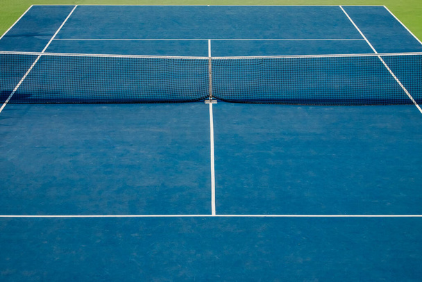 Campo da tennis vista frontale. Colori blu e verde - Foto, immagini