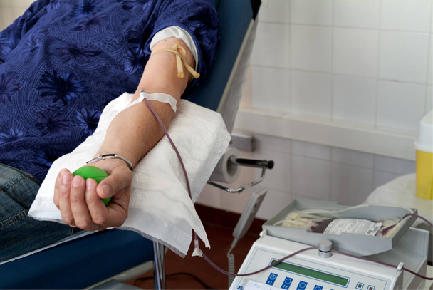 Μιλάνο, Ιταλία - 18 Νοεμβρίου 2020: Αίθουσα εξοπλισμένη για αιμοληψία σε νοσοκομείο με δότες - Φωτογραφία, εικόνα