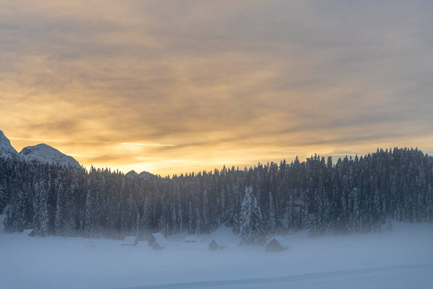 Kylmä ja luminen talvi. Sappada Dolomiittien näkymä - Valokuva, kuva