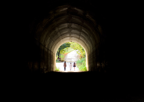 die drei jungen Leute am Ende des Tunnels - Foto, Bild