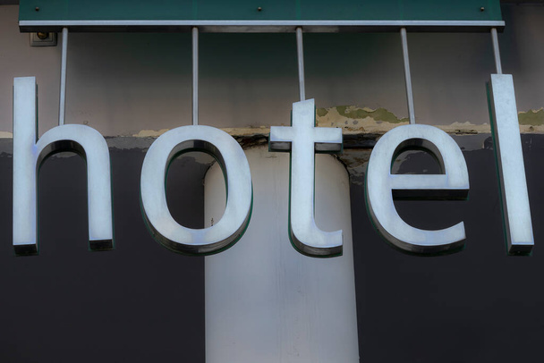 widok poziomy na znak hotelu z metalowymi literami widzianymi z przodu - Zdjęcie, obraz