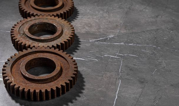 Old rusty metal gears on a gray background - Foto, Imagen