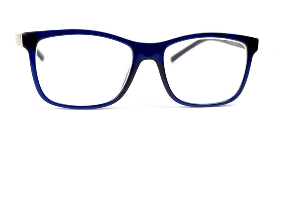 fehér hátterű, fekete peremű szemüveg. Kiváló minőségű fénykép - Fotó, kép