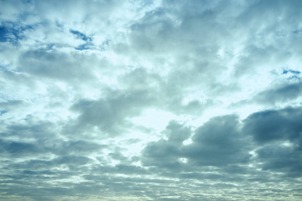 Güneşli bir arka planda mavi bulutlu bir gökyüzü. Yüksek kalite fotoğraf - Fotoğraf, Görsel