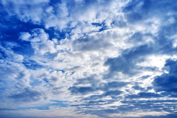 cielo nublado azul sobre un fondo de día soleado salvapantallas telón de fondo. Foto de alta calidad - Foto, imagen