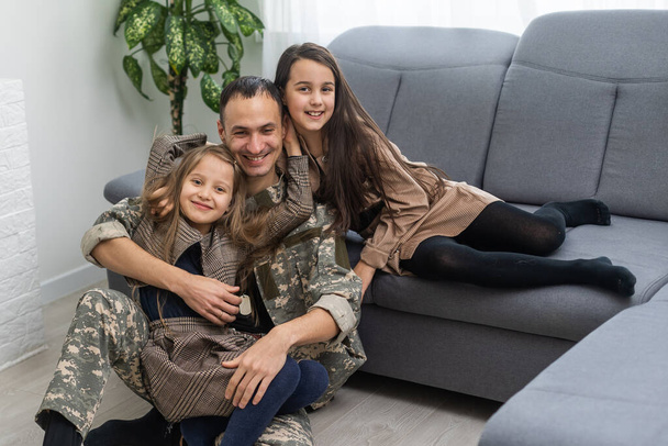 Katonai apa és két lánya otthon. - Fotó, kép