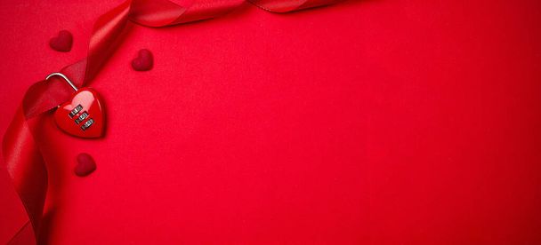 Valentinstag Herz. Rotes Herz, romantisches Geschenk auf Liebe rot mit Kopierraum. Valentine Dekoration für flachen Hintergrund - Foto, Bild