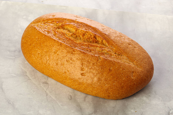 Σπιτική κρούστα λευκό ψωμί ρολό απομονωμένο - Φωτογραφία, εικόνα