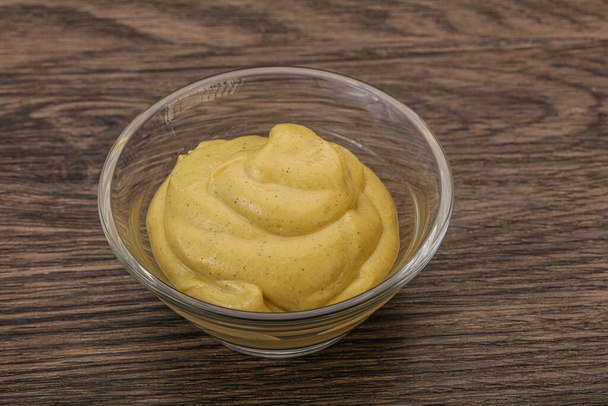 Molho de molho de mostarda Dijon na tigela - Foto, Imagem