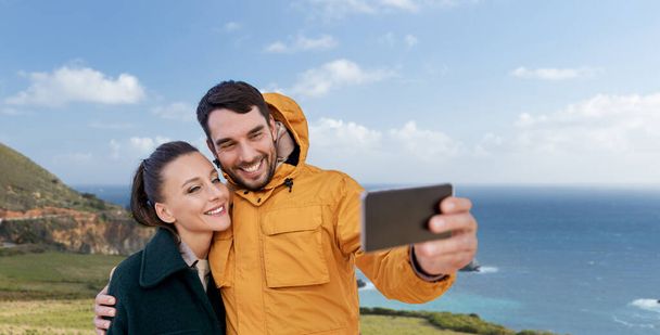 couple taking selfie with smartphone in california - Foto, Imagem