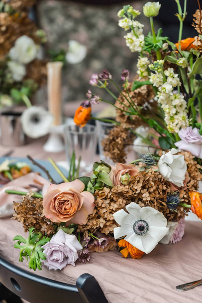 Easter table with nice flowers - Foto, Imagem