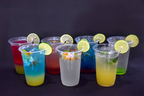 Variedad de mocktail de soda aislado sobre fondo de color - Foto, imagen