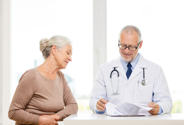 uśmiechający się starszy kobieta i lekarz spotkanie - Zdjęcie, obraz