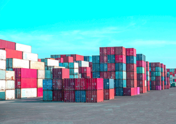 Blick auf Container und Ladungen, Industrie- und Transportperspektiven. Handel und Investitionen - Foto, Bild