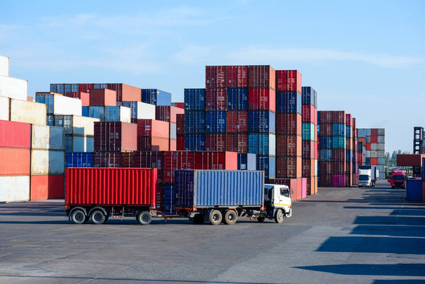 Widok kontenerów i ładunków, perspektywy przemysłu i transportu. handel i inwestycje - Zdjęcie, obraz