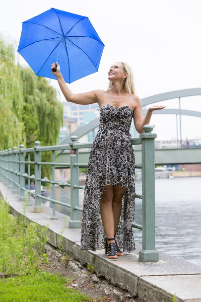 vrouw in de regen - Foto, afbeelding