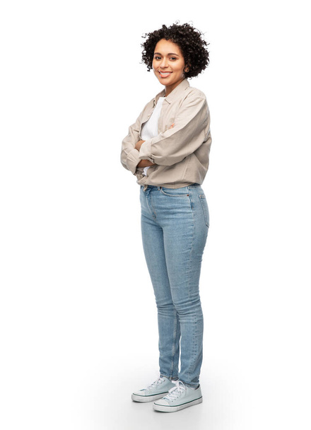 mulher sorridente em camisa e jeans com braços cruzados - Foto, Imagem
