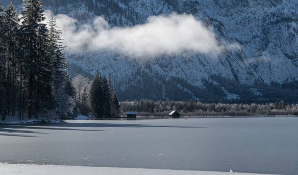 Maravillas de invierno oníricas en Almtal, Salzkammergut. Árboles congelados, Montañas nevadas, Almsee helada cristalina, Totes Gebirge, Alta Austria - Foto, Imagen