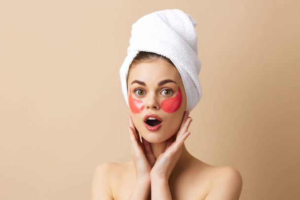 mladá žena růžové skvrny na obličeji s ručníkem na hlavě close-up životní styl - Fotografie, Obrázek