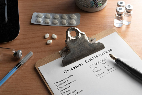 Akta medyczne koronawirusa covid-19 na biurku z fiolkami z tabletkami i strzykawką - Zdjęcie, obraz