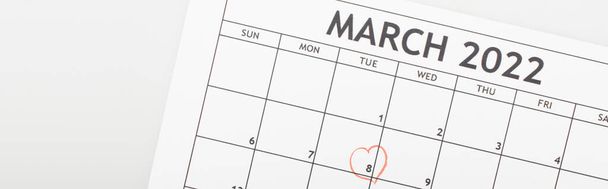 vista superior del calendario de marzo de 2022 con el corazón dibujado alrededor de 8 fecha de marzo aislado en blanco, bandera - Foto, Imagen