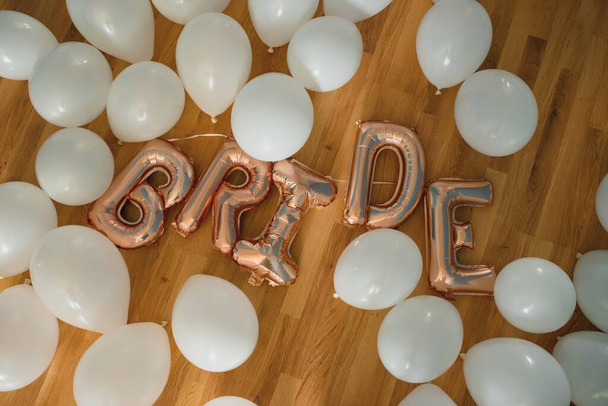 The inscription bride is laid out with balloons - Foto, Imagen