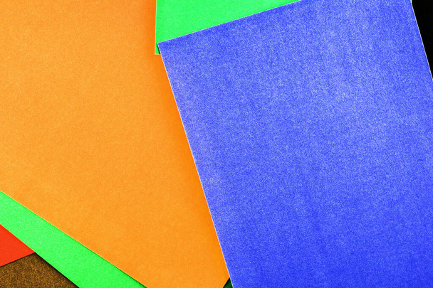 fond abstrait multicolore fait de feuilles de papier colorées. Photo de haute qualité - Photo, image
