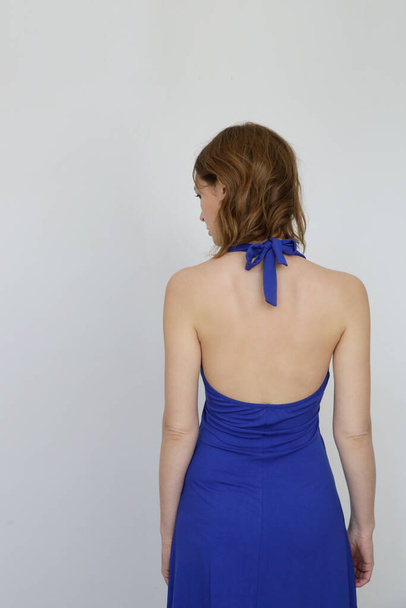Mujer en halter midi azul real Un vestido de línea. Fácil moda de verano. Captura de estudio.  - Foto, imagen