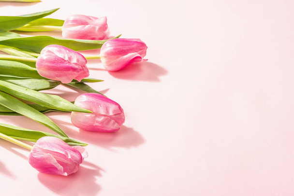 Composição de flor fresca, um buquê de tulipas rosa, isolado em um fundo de rosa. Dia Internacional da Mulher, Valentim, ou Dia das Mães, Conceito de saudação de casamento, vista superior - Foto, Imagem