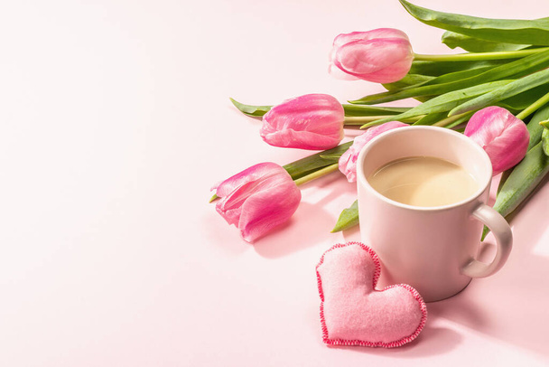 Romantikus lapos feküdt kompozíció egy csésze kávét, lágy filc szívét, és friss tulipán. Valentin-nap vagy anyák napja, esküvő, jó reggelt! Fehér fa háttér, másolás tér - Fotó, kép