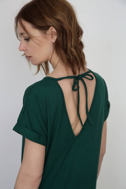 Femme en robe midi en coton stretch vert pin décontracté.Robe chemise en coton biologique. Plan studio. - Photo, image