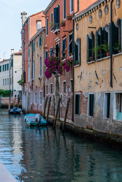 Традиційна венеціанська архітектура, муніципалітет 1 Венеція, барвисті будинки Мурано-Бурано і водний канал  - Фото, зображення