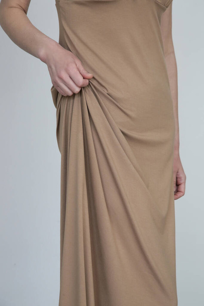 Mulher de vestido de algodão bege longo. Confortável design de moda mínima suistainable. - Foto, Imagem