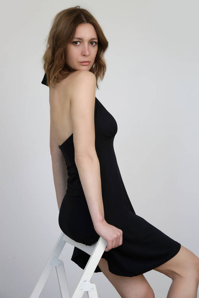 Mujer en midi halter negro Un vestido de línea. Fácil moda de verano. Captura de estudio. - Foto, imagen